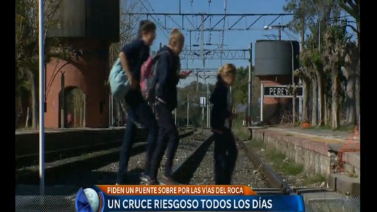 Un cruce riesgoso todos los días: reclaman un puente peatonal en la estación Pereyra