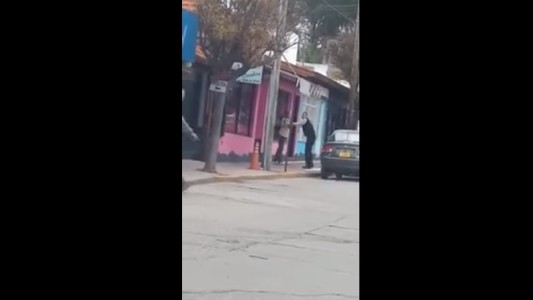 Video: Chofer de colectivo detiene a un hombre acusado de manosear a una adolescente