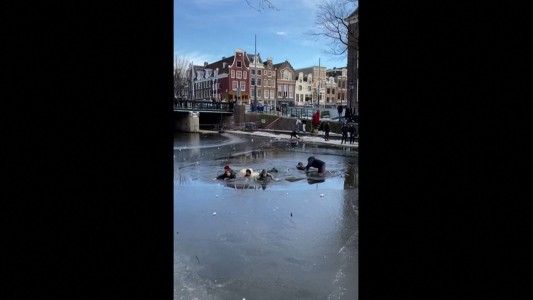 Un paseo en patín por canales congelados que casi termina mal