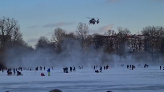 Polémica: policía alemana usó un helicóptero para evacuar a chicos de un lago congelado
