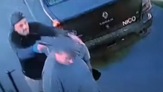 Le robaron el auto mientras esperaba en la gomería