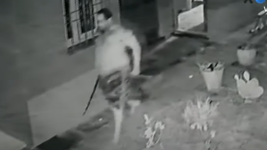 Un delincuente robó cuatro veces en una casa y el dueño de defendió con un katana