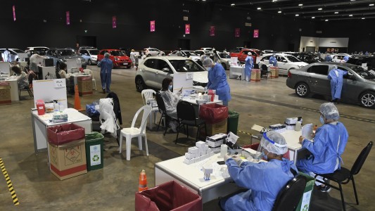 Largas colas en la Rural por el testeo a los que volvieron de sus vacaciones