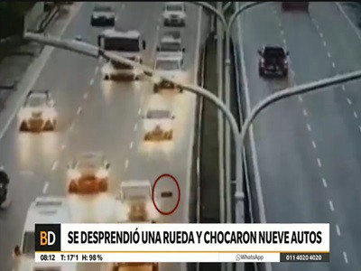 Choque múltiple por una rueda desprendida de un auto
