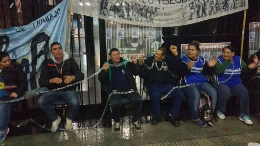 Despedidos de una empresa tercerizada se encadenaron frente al Ministerio de Trabajo