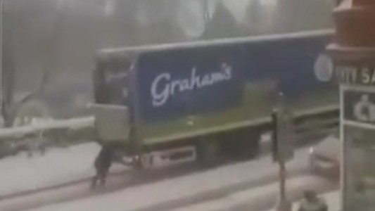 Video: se quedó un camión, una mujer lo empujó y le dieron una recompensa