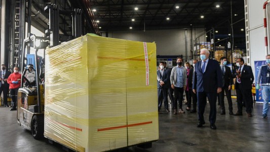 Llegan las primeras 580 mil dosis de la vacuna de AstraZeneca y Oxford producida en la India