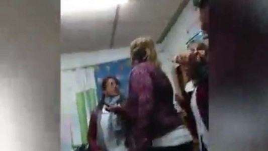 Video: la agresión a una maestra de la mamá de un alumno en Tigre