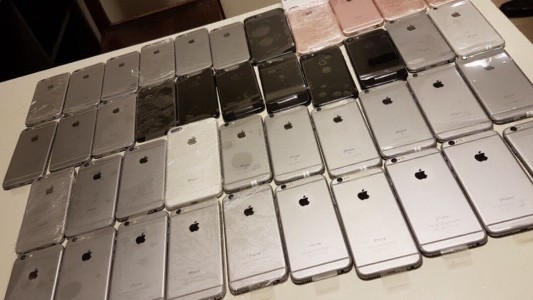 De no creer: detuvieron a una mujer intentando ingresar 42 iPhones al país