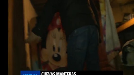 "Cuevas manteras": El video del allanamiento en el que encontraron ropa, comida y esqueletos de llamas