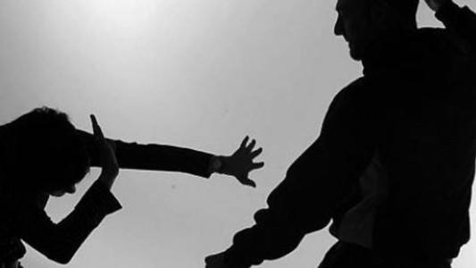 Embarazada denunció que su expareja la golpeó con un caño en la cabeza