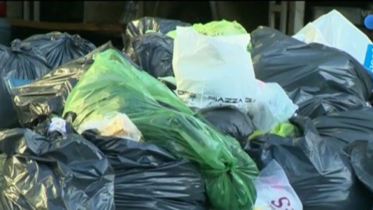 Paro de recolectores de residuos en la Ciudad ante la falta de pago de un bono