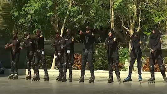 Así se entrena la policía de Pakistán para patrullar armada y en rollers
