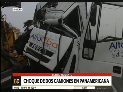 Choque de dos camiones en la Panamericana a la altura de Escobar