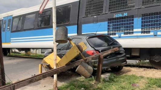 Iba a entregar su auto recién vendido y chocó con un tren