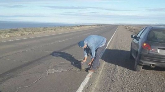 El enfermero que usó su tiempo libre para preparar mezcla y tapar los baches de la ruta 3