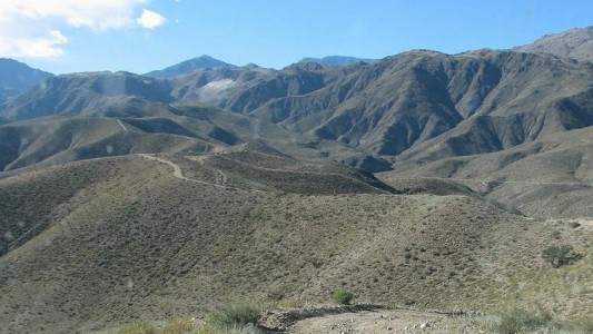 Nena de 4 años se extravió en los cerros y pasó la noche en una cueva con ovejas