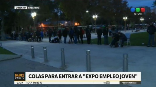 Colas para ingresar a la feria de empleo joven de La Rural