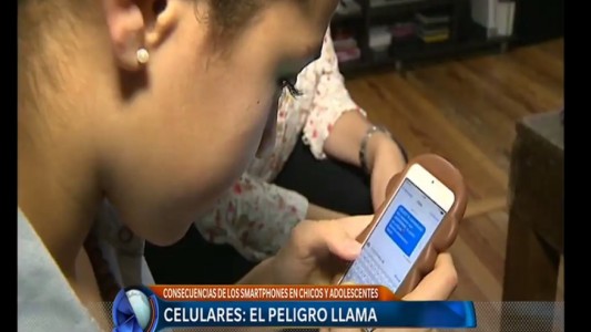 Más chicos "adictos" a los celulares
