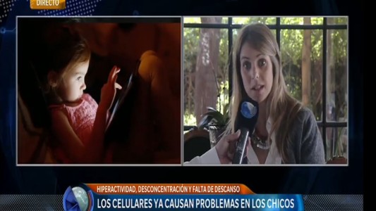 Chicos con celulares: "Se recomienda no dejarles más de una hora al día de exposición"