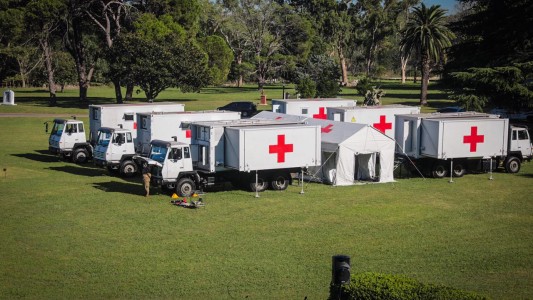 Presentaron el hospital móvil de 13 camiones donado por China