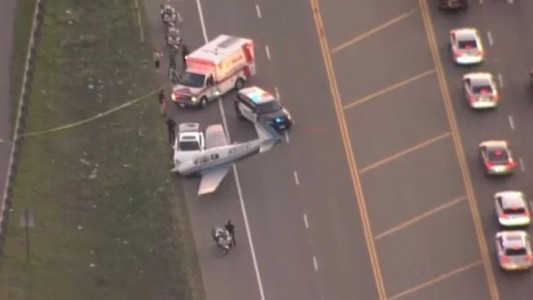 Captan el momento en que una avioneta se estrella contra un coche en una autopista de California