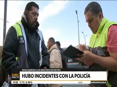 Con incidentes desalojaron a manteros de Retiro