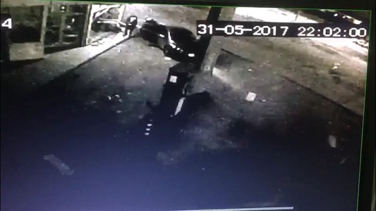 Video impactante: rompieron la vidriera con un auto y robaron en una estación de servicio