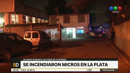 Ardieron varios micros en La Plata