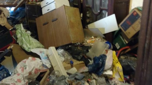 La Municipalidad de Rosario ordenó vaciar la casa de un hombre que sufre síndrome de Diógenes