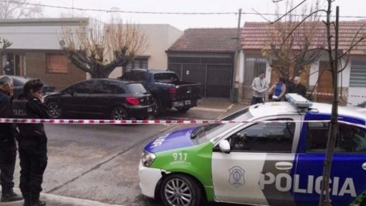 Mujer policía, gravemente herida al defender a jubilados