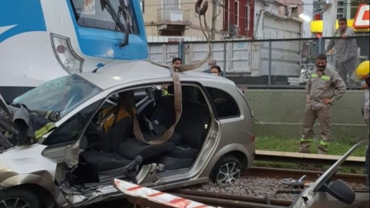 El tren Sarmiento embistió un auto en la estación Ramos Mejía