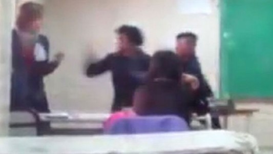 Video: una alumna golpeó a una docente en plena clase