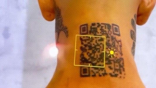 Se tatuó en la nuca el código QR de su Instagram y no funciona