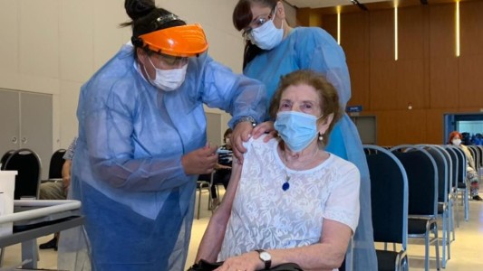 Una mujer de 91 años fue la vacunada número 100 mil en Córdoba