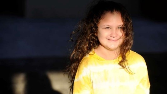 Una familia pide ayuda para su hija que fue baleada en la cabeza en un robo y busca recuperarse