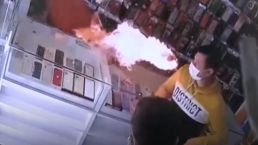 Video: explotó un celular en un local de reparaciones y le quemó la ropa a un cliente