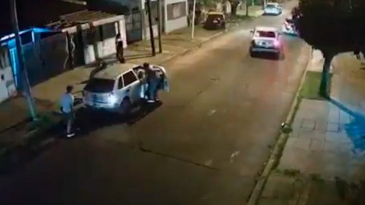 Tres asaltantes sorprendieron a una familia cuando llegaba a su casa en Isidro Casanova