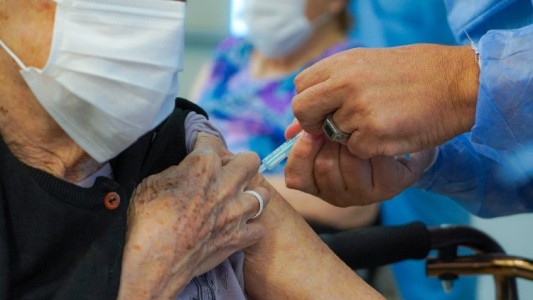 Gobierno bonaerense recibió y analizó 135 denuncias por supuestas irregularidades en vacunación