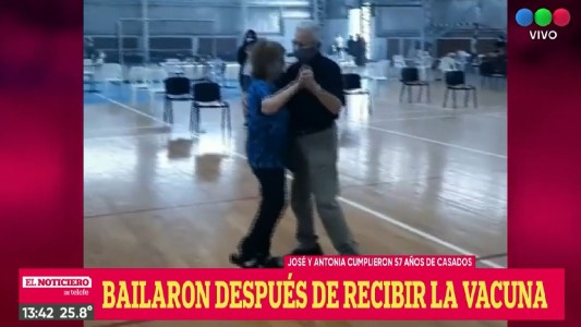 Festejaron 57 años de casados con vacuna y vals en el gimnasio municipal
