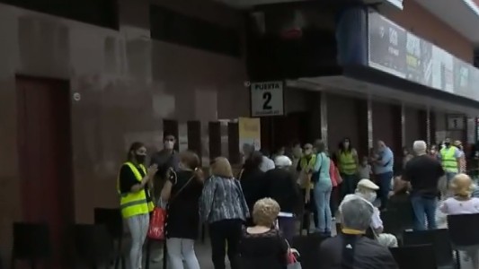 La Ciudad empieza a vacunar a docentes: Quirós volvió a disculparse por la desorganización