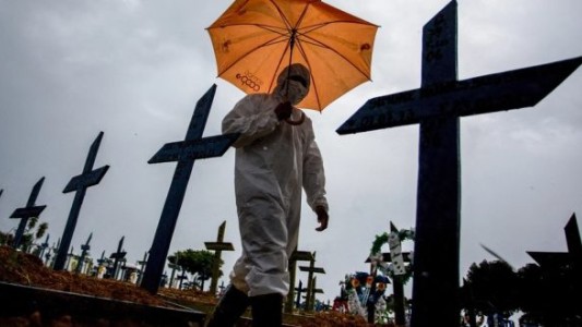 Colapso de hospitales y récord de muertos por coronavirus: "Brasil es una amenaza para la humanidad"