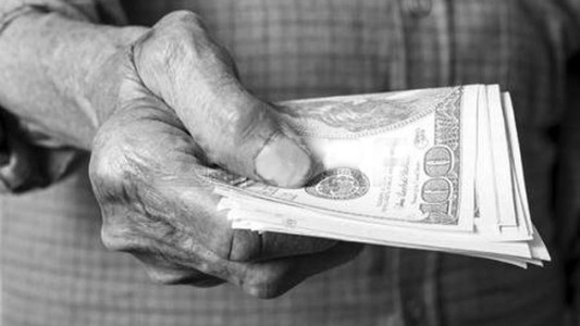 Le hicieron "el cuento del tío" a una anciana de 75 años, la golpearon y le robaron todo