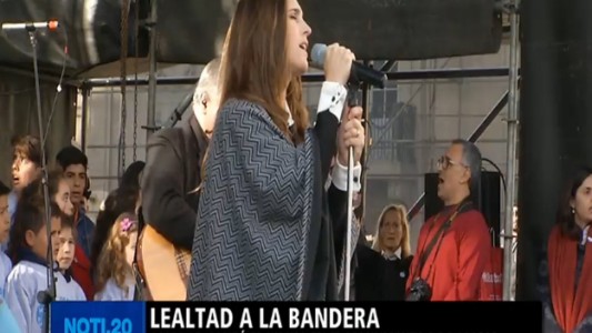 Miles de chicos prometieron lealtad a la bandera en Rosario junto a Soledad Pastoruti
