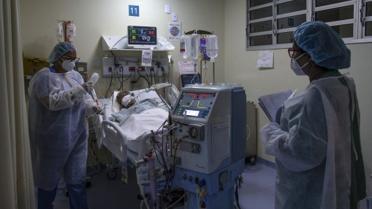 En medio del colapso de los hospitales, Brasil registró un nuevo récord de muertes por coronavirus
