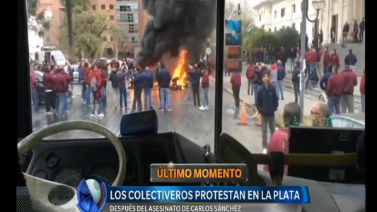 Protesta de colectiveros en La Plata tras el crimen de un chofer
