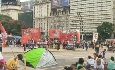 Organizaciones sociales mantienen acampe en el Obelisco