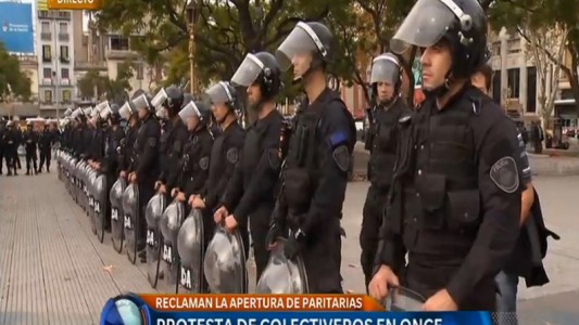 Protesta de colectiveros en Once por pedido de reapertura de paritarias