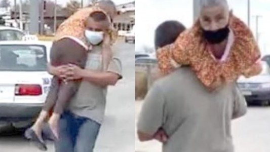 El hombre que llevó a su mamá a upa para que reciba la vacuna contra el coronavirus