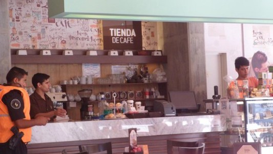 Asaltaron una cafetería en Colegiales y también les robaron pertenencias a los clientes